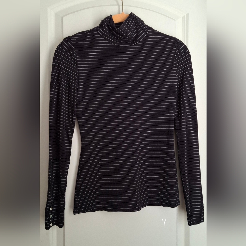 White house black market long sleeve lined turtleneck rayon/spdx bottons sz XS